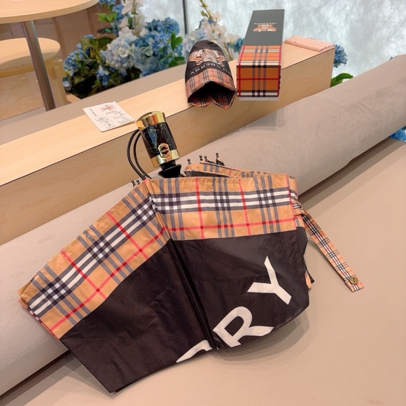 BURBERRY - Picture 9 of 9